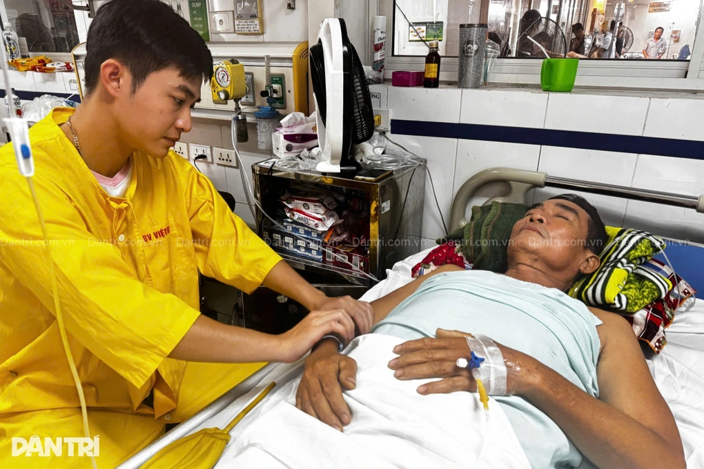Thái Mạnh Việt caring for his father in hospital. Photo: Dân trí