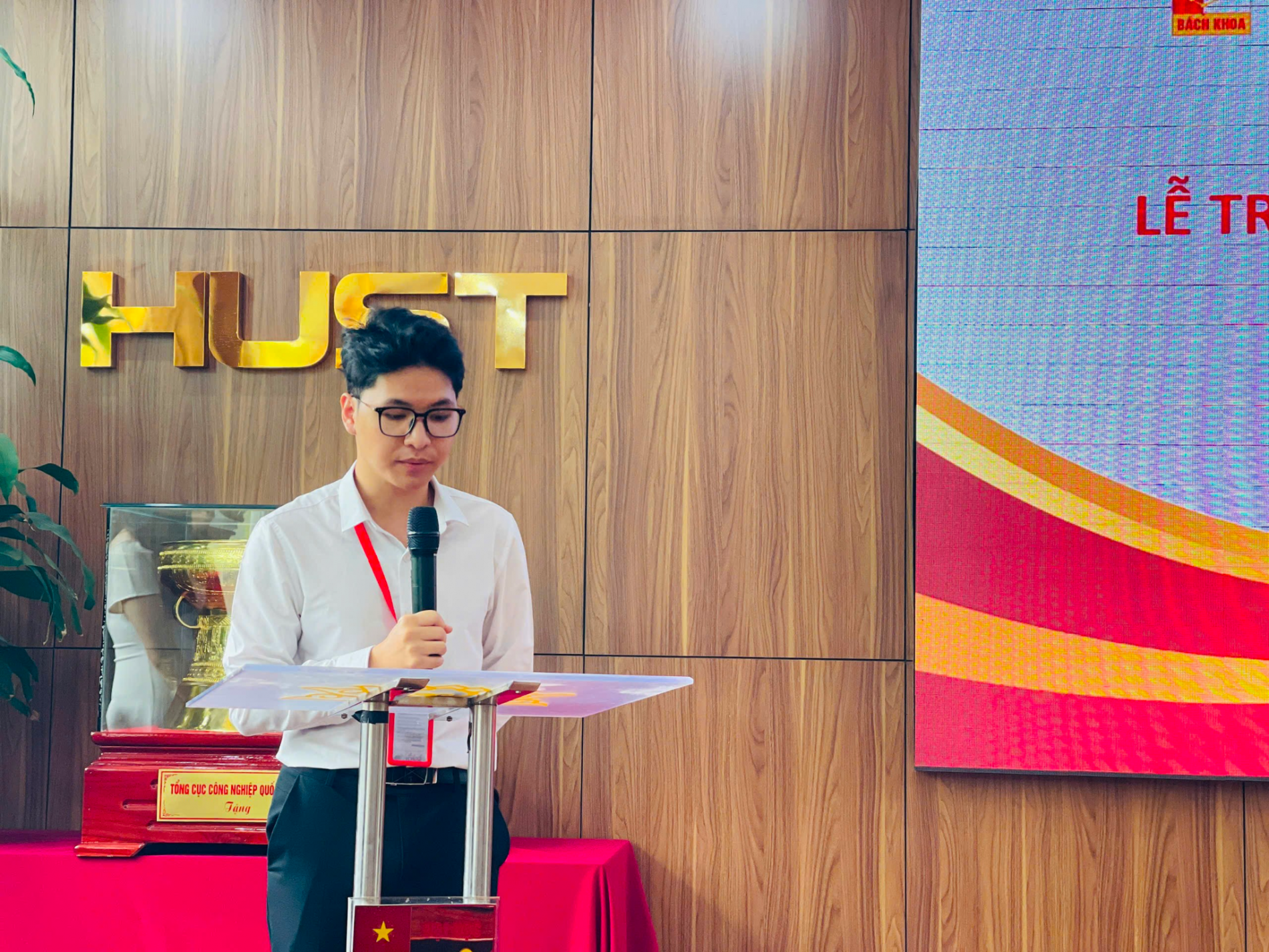Le Xuan Phuc, School of Information and Communication Technology, speaking on behalf of the scholarship recipients