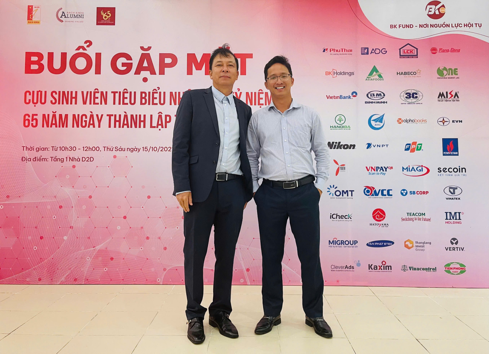 CSV Nguyễn Mạnh Cường (phải) và người thầy trong nghề - ông Trần Bình Ân, Chủ tịch HĐTV Công ty TNHH Đầu tư và Phát triển Thị trường hóa chất, thành viên HĐQT Công ty Cổ phần SIVICO, CSV Bách khoa K24