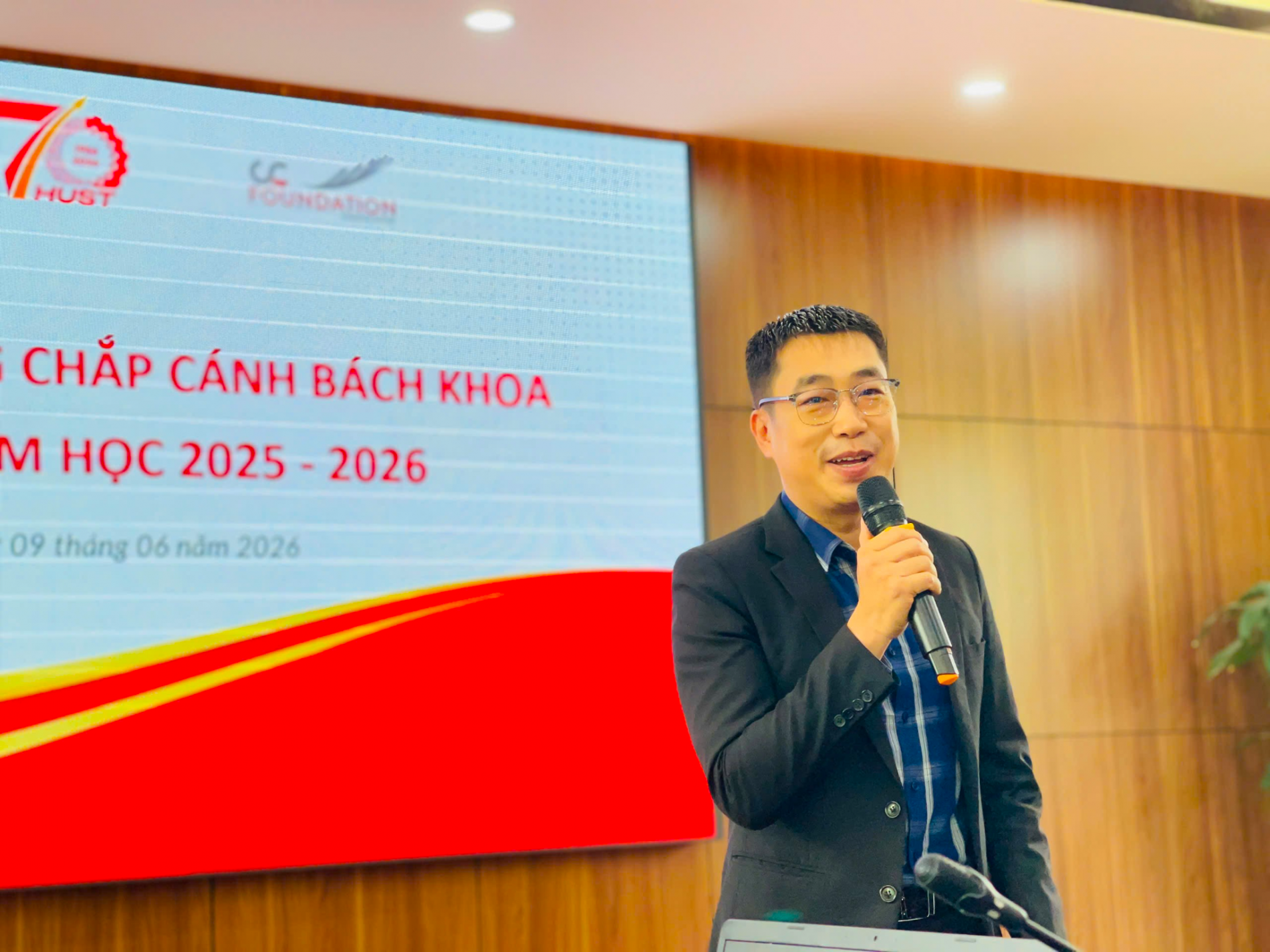 Mr. Tran Tuan Anh, Executive Director of CC Foundation, speaking at the ceremony