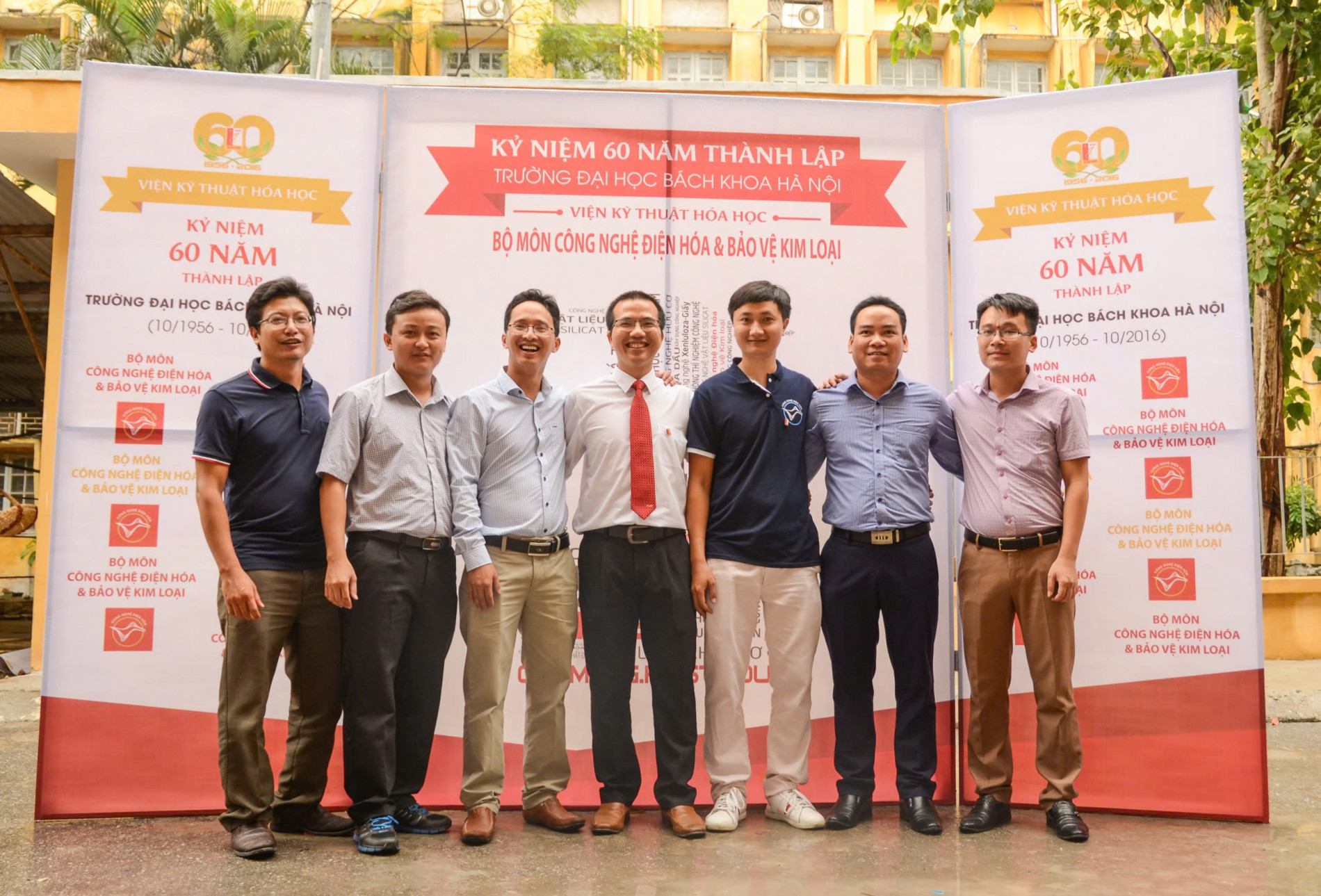 CSV Nguyễn Mạnh Cường (thứ ba từ trái sang) cùng thầy giáo chủ nhiệm – PGS. Đặng Trung Dũng (đeo cravat) và các bạn học lớp Điện hóa K46, sau 10 năm ngày ra trường!