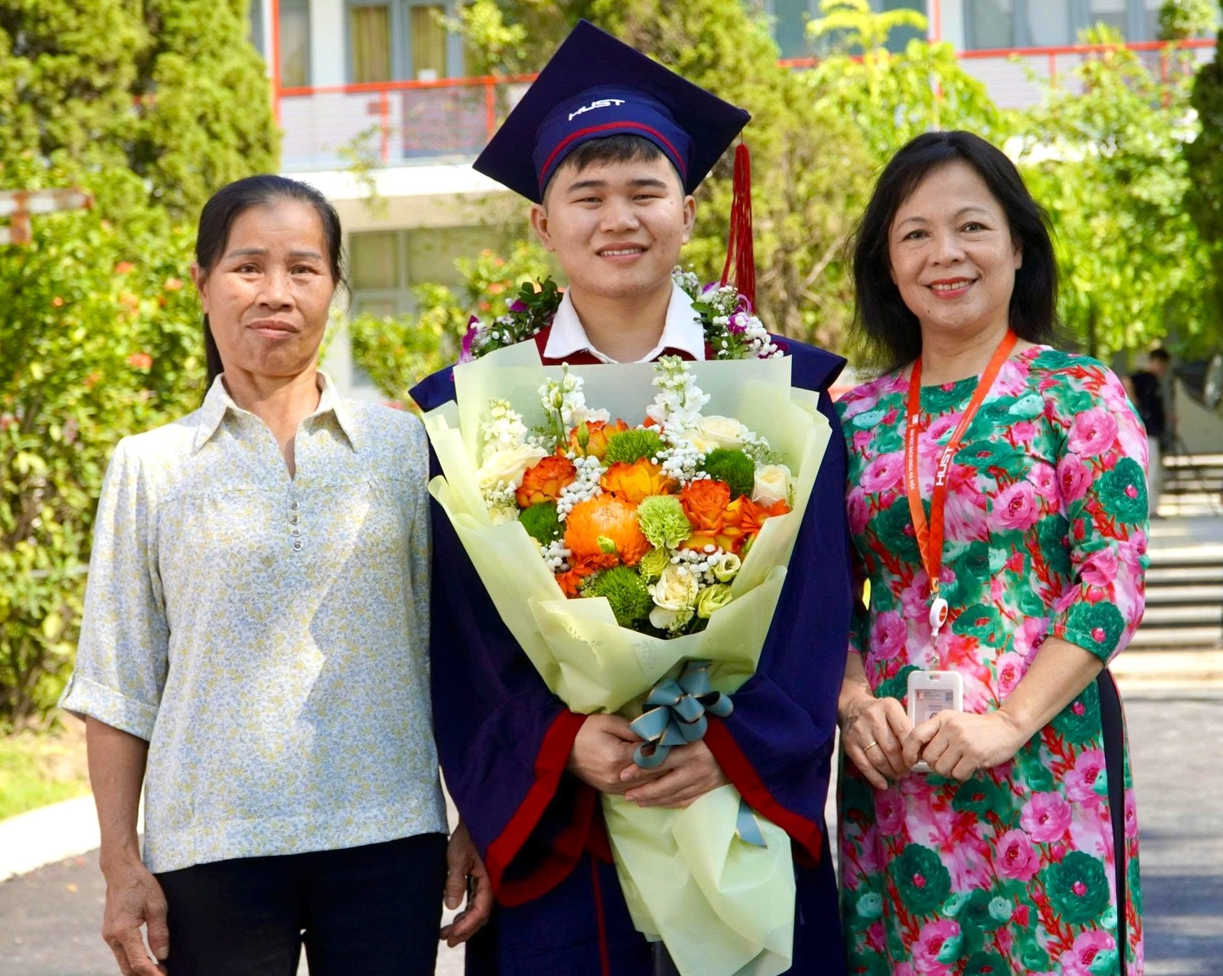 Lê Cảnh Hải with his mother and Assoc. Prof. Nguyễn Thị Thu Thủy at the graduation ceremony